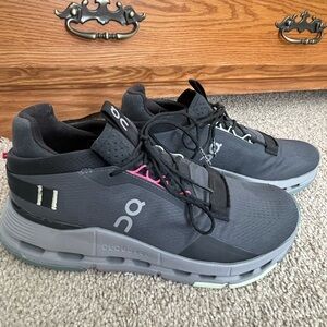 Like New On Cloudnova Black/Gray Sneakers